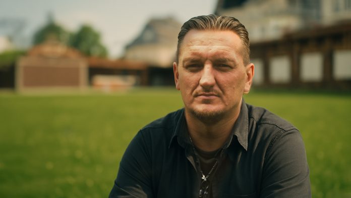 Wpadł pod tramwaj w wieku 4 lat. Przeżył cud…